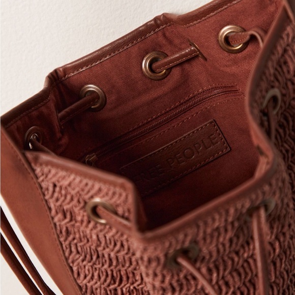 FREE PEOPLE CABANA CROSSBODY BAG IN A BEACH WOVEN DESIGN AND SLOUCHY SILHOUETTE - Picture 5 of 8